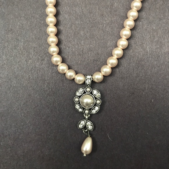 Monet Jewelry - Monet delicate blush pearl necklace